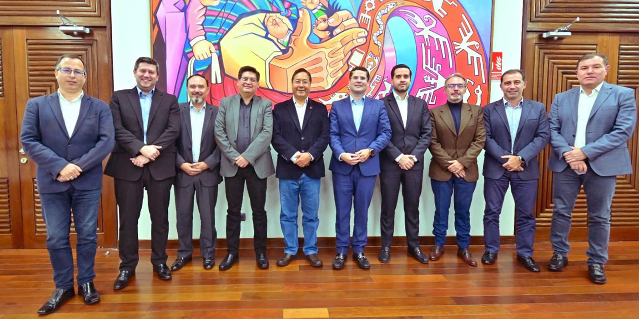 El presidente Luis Arce (c), el ministro de Economía, Marcelo Montenegro, y el portavoz Jorge Richter con el directorio de la Cainco en la Casa Grande del Pueblo. 