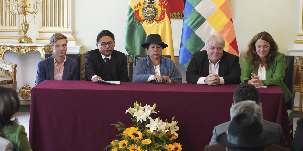Las autoridades de Bolivia y Argentina durante el acto en la ciudad de La Paz