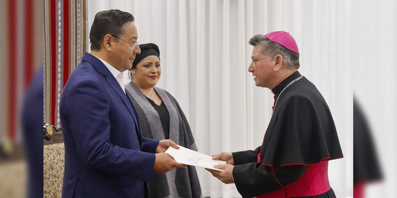 El presidente Arce, la ministra Prada y el monseñor Fermín Emilio Sosa.