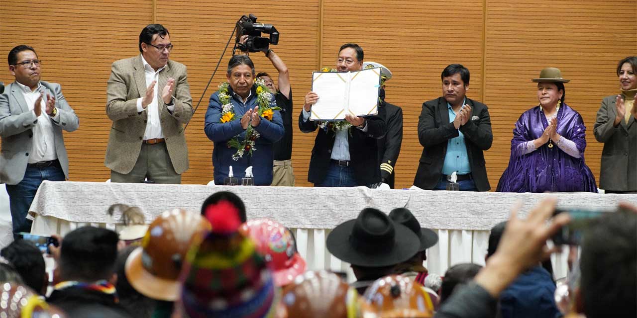 El presidente Luis Arce promulgó ayer la norma para evitar la continuidad de los bloqueos. FOTO:  Presidencia
