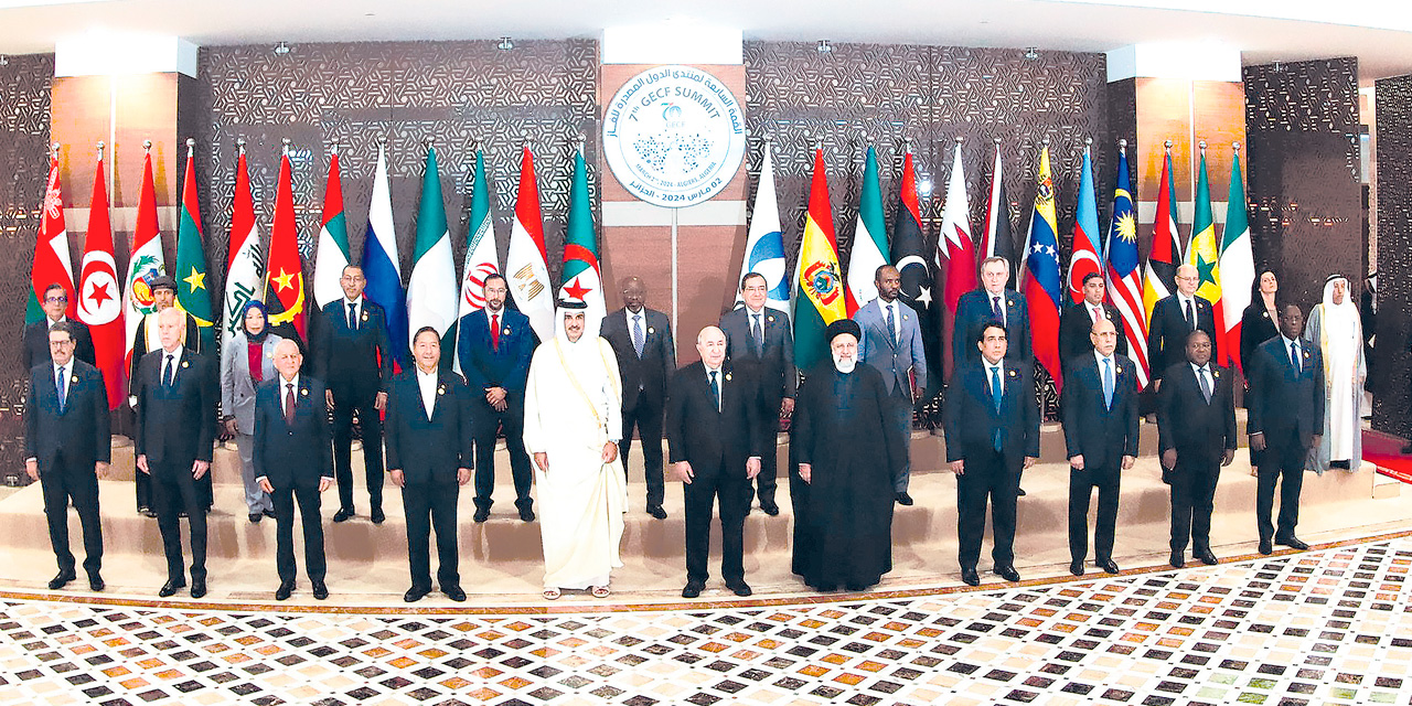 El presidente Luis Arce en Argelia, en la foto oficial de la VII Cumbre del Foro de Países Exportadores de Gas (FPEG). Foto: Presidencia