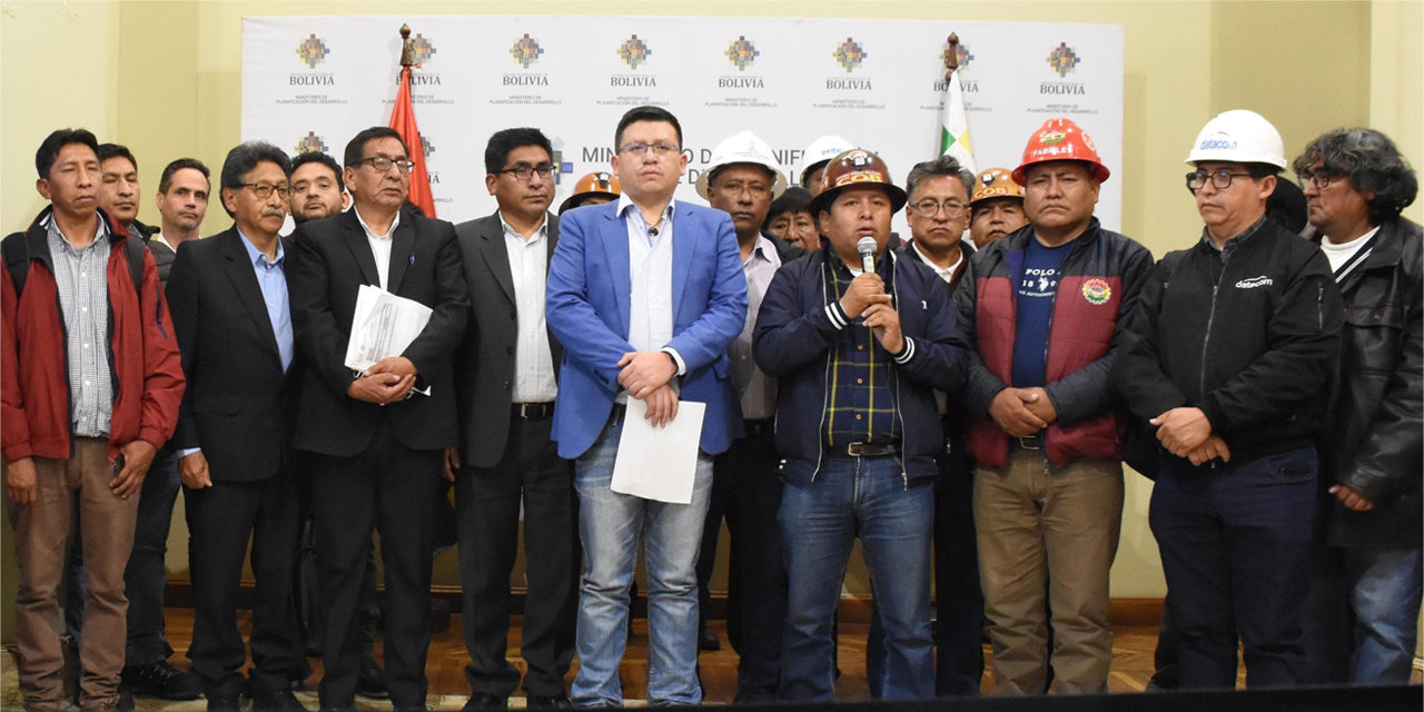 Los ministros del Órgano Ejecutivo y la dirigencia de la Central Obrera Boliviana (COB). Foto: Jorge Mamani