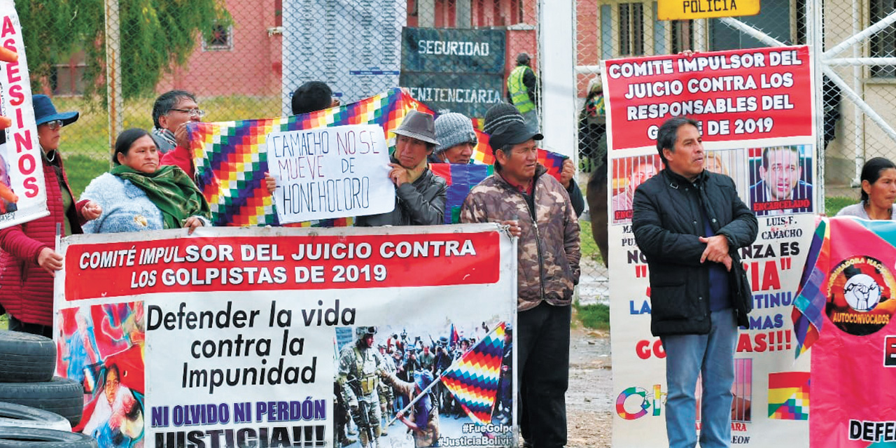 Sectores protestan en puertas del penal de Chonchocoro contra el traslado de Camacho. // Foto: Bolivia tv