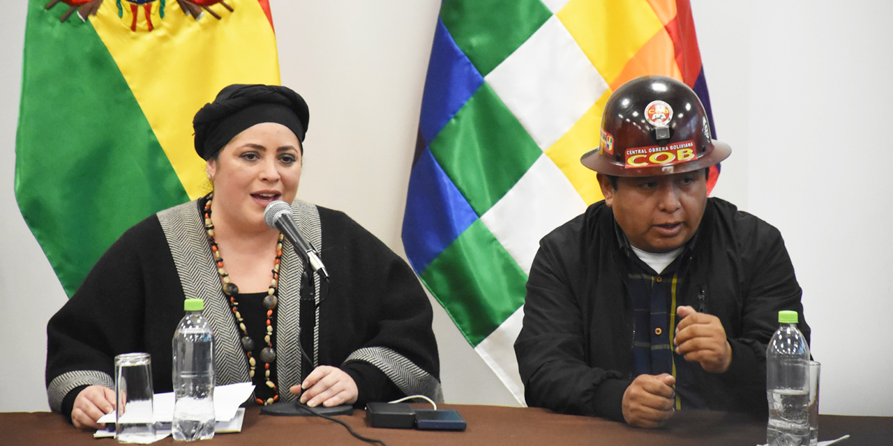 La ministra de la Presidencia, María Nela Prada, junto al ejecutivo de la COB. Foto:  Jorge Mamani