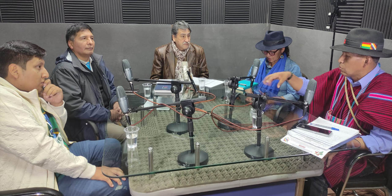 El secretario de Comunicación de la CSUTCB, Efraín Mollo (der.), en el programa Dialogando con el Pueblo. | Foto: Archivo