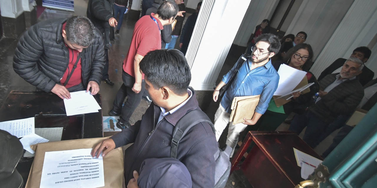 A pocas horas de cerrar el plazo para postulaciones, llegan más aspirantes a la Comisión Mixta. | Foto ALP