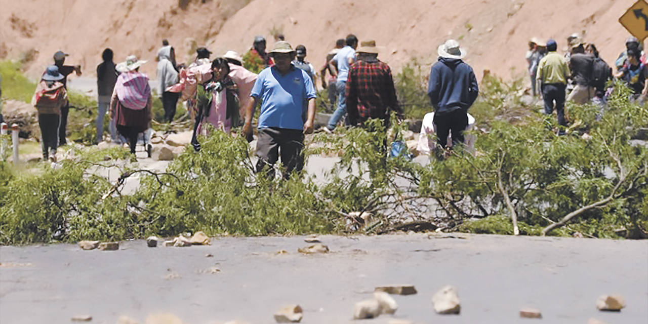 Entre enero y febrero, los seguidores de Evo Morales bloquearon carreteras en Cochabamba, con un notable perjuicio económico.  | Foto: RRSS