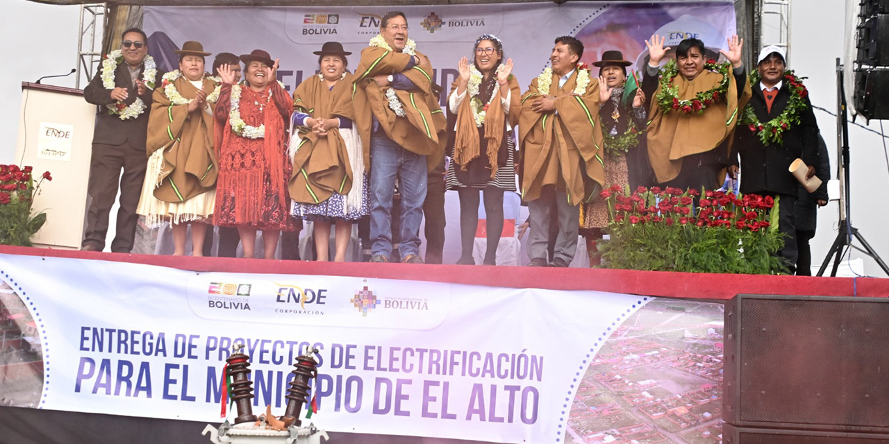 El presidente Luis Arce en el acto de entrega de los proyectos de electrificación en la zona de Armagedón, en la urbanización Puerta del Sol, Distrito 7 de El Alto. Foto: Presidencia