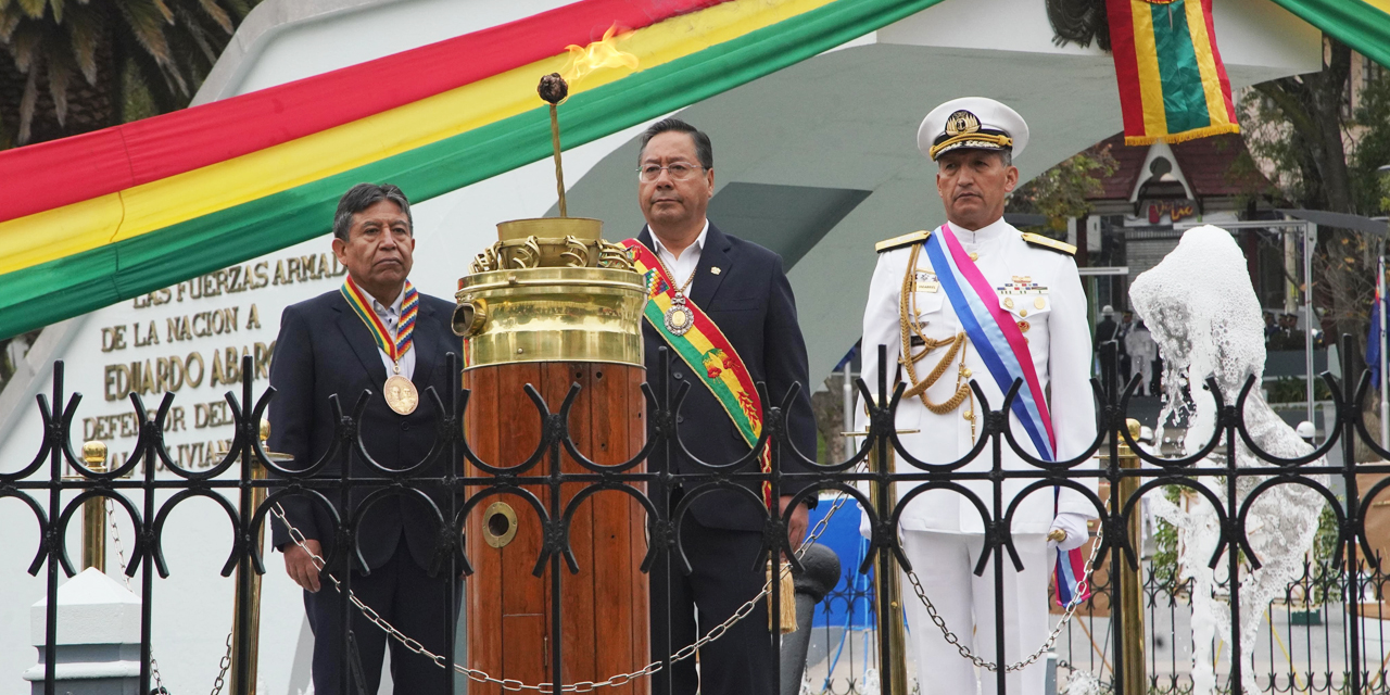 El presidente Luis Arce y el vicepresidente David Choquehuanca, en la plaza Abaroa. Foto: Josué Cortéz.