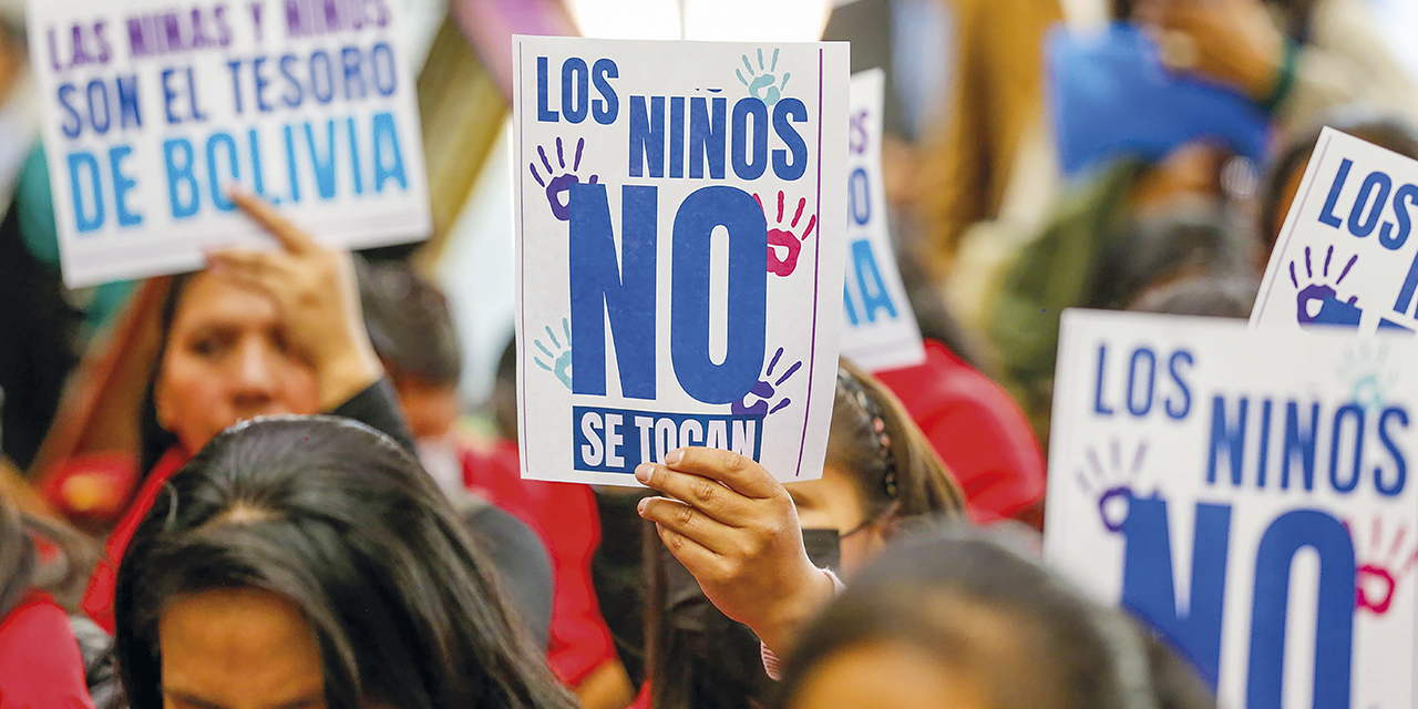 Niñas y niños exigen las leyes que los protejan de abusos e infanticidios. | Foto: Presidencia