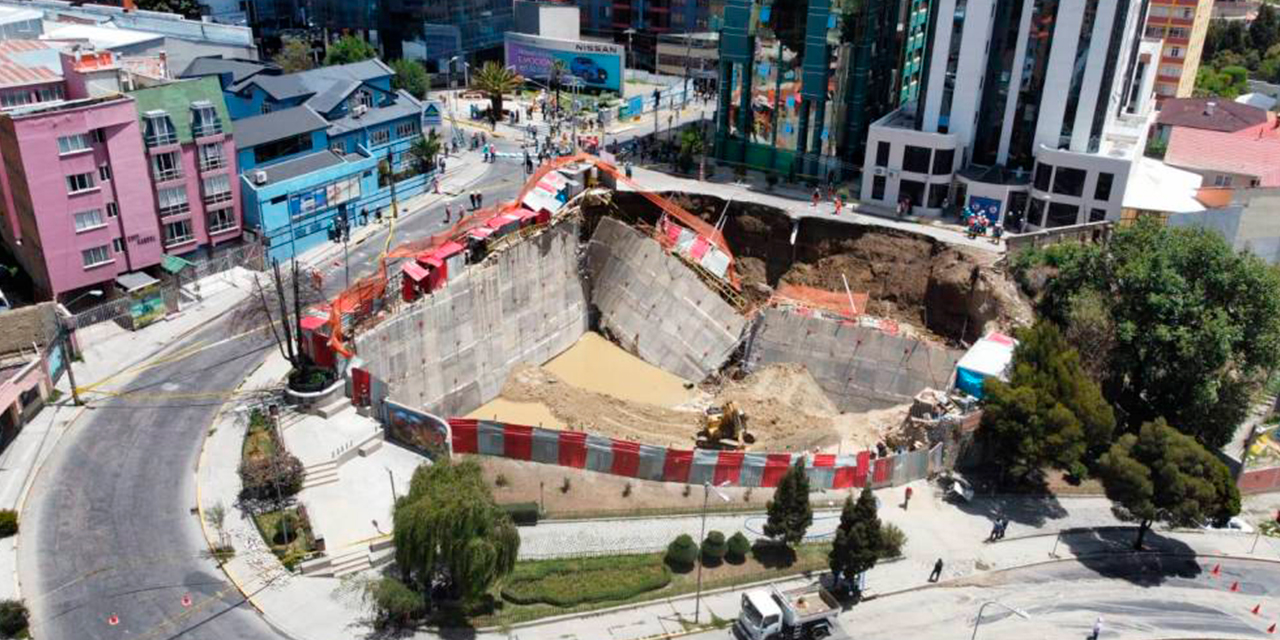Debido a la caída de la plataforma en la avenida Kantutani por las obras de una empresa privada, se cerró el final del carril de subida de esta vía. En la gráfica se muestra la plazoleta Ana María Romero de Campero, encerrada entre edificios. Fotos: APG