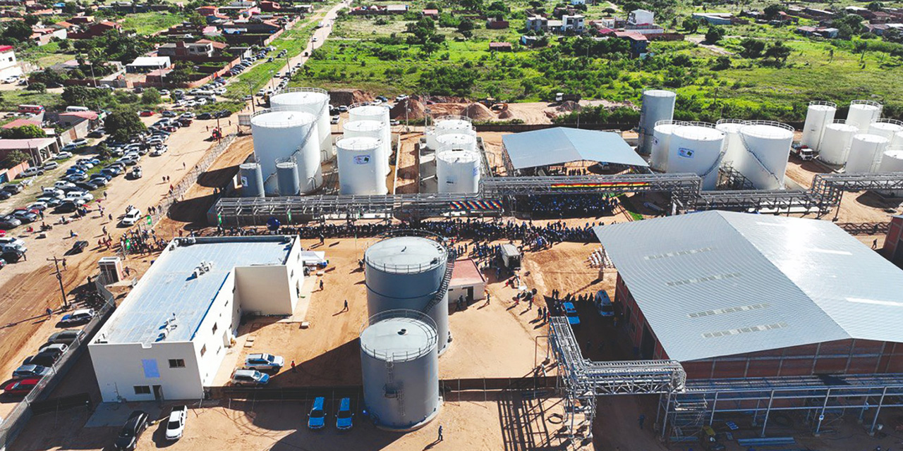 La factoría cuenta con 34 tanques con capacidad de 6,4 millones de litros para recepción y 3,1 millones de litros para despacho de combustibles.