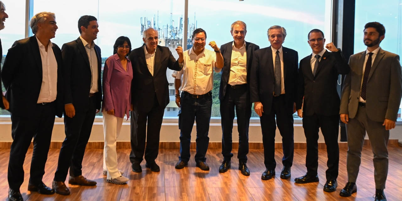 El presidente Luis Arce junto a los líderes del Grupo de Puebla en Santa Cruz.  | Foto: Presidencia