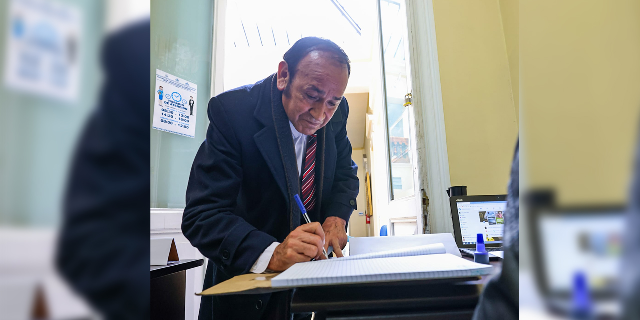 Edmundo Villalta Vera registra su postulación al Tribunal Supremo de Justicia. Foto: Senado