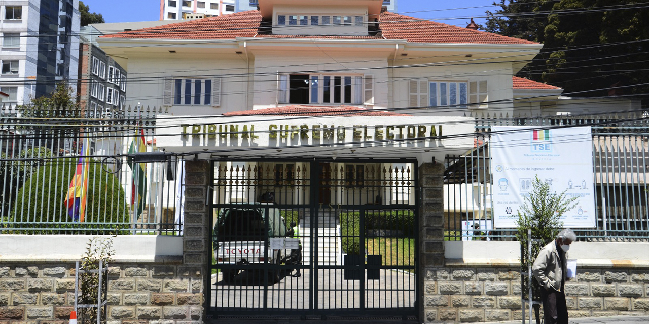 Frontis del TSE en La Paz