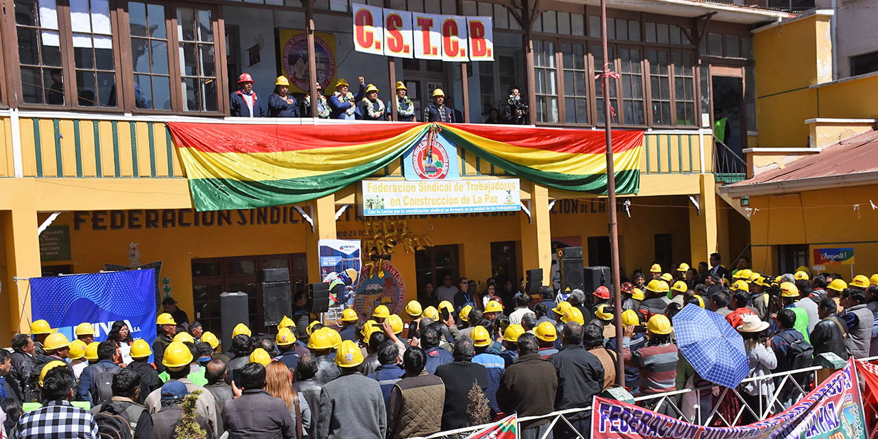 Arce se compromete a construir una sede sindical para los trabajadores de la construcción
