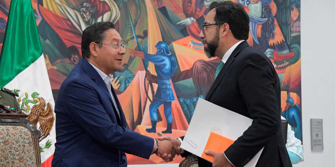 El presidente Luis Arce saluda al embajador de México en Bolivia, Eduardo Sosa Cuevas. Foto: ABI