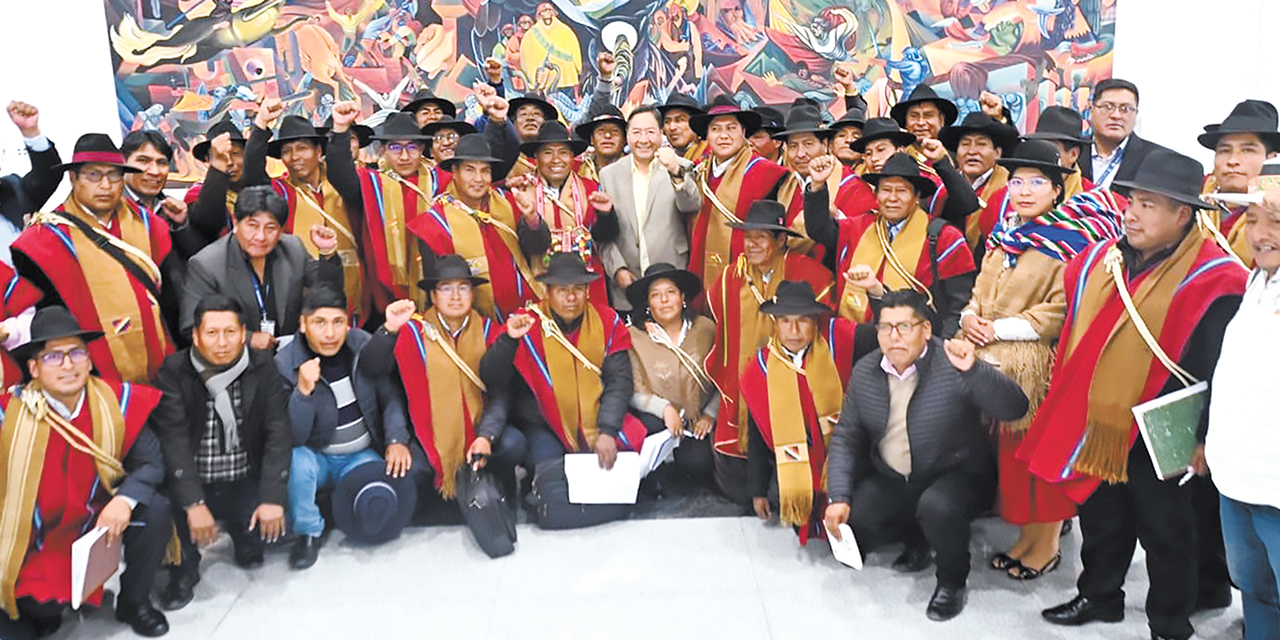 El presidente Luis Arce con los representantes de la provincia Omasuyos. Foto: Presidencia