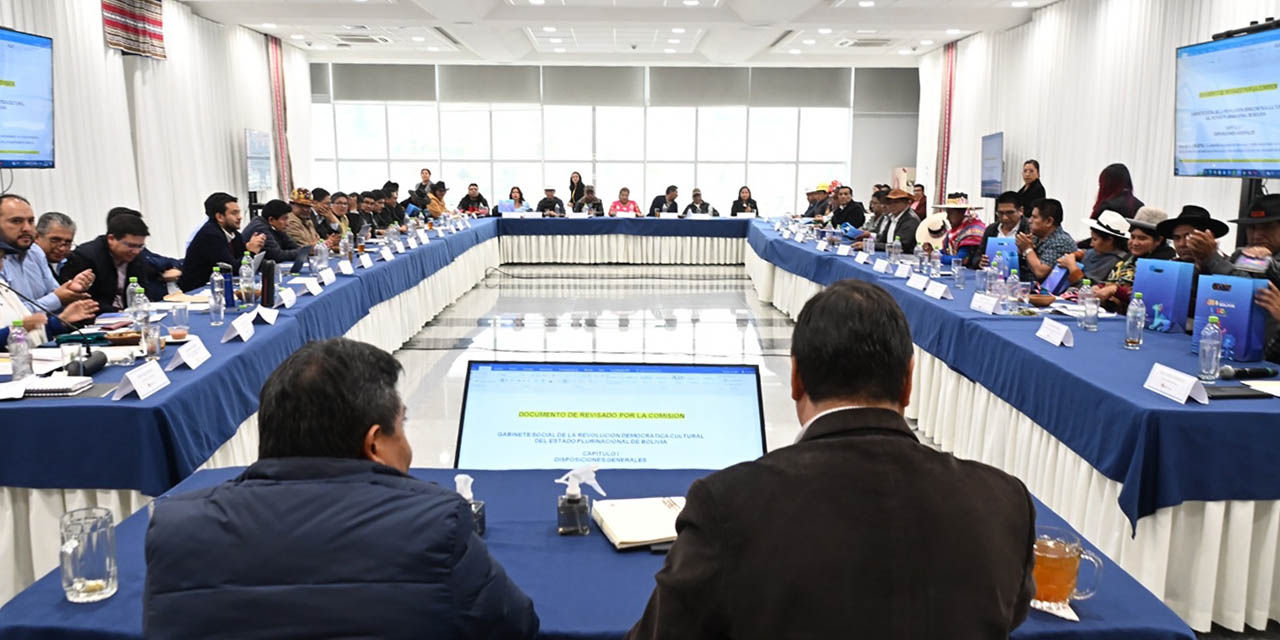 Reunión del presidente Arce con las organizaciones del Pacto de Unidad y la COB en la Casa Grande del Pueblo. | Foto: Presidencia