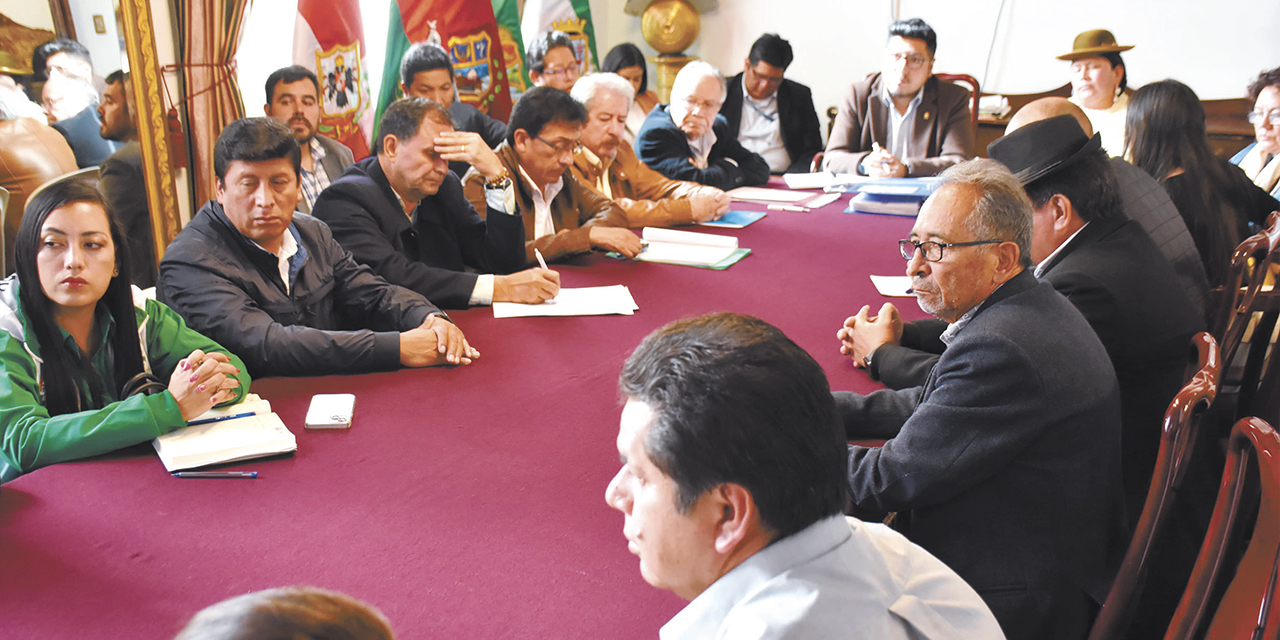 Diálogo instalado con los médicos. | Foto: Jorge Mamani