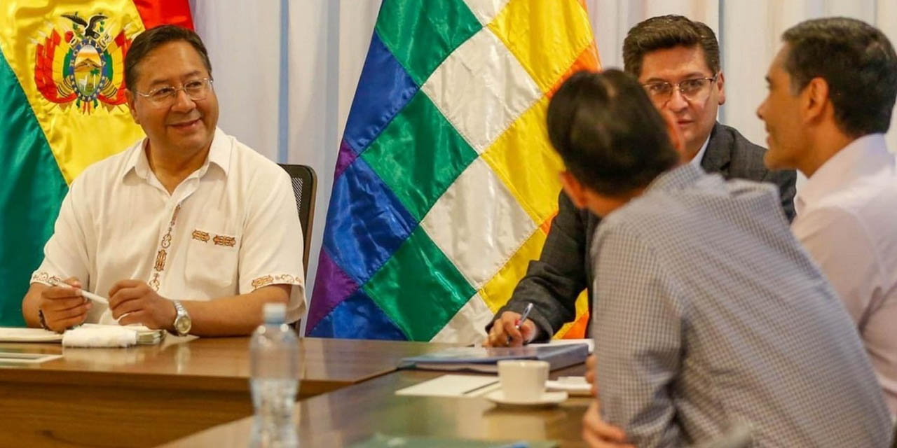 El presidente Luis Arce (izq.) con los empresarios en Santa Cruz. | Foto: Presidencia