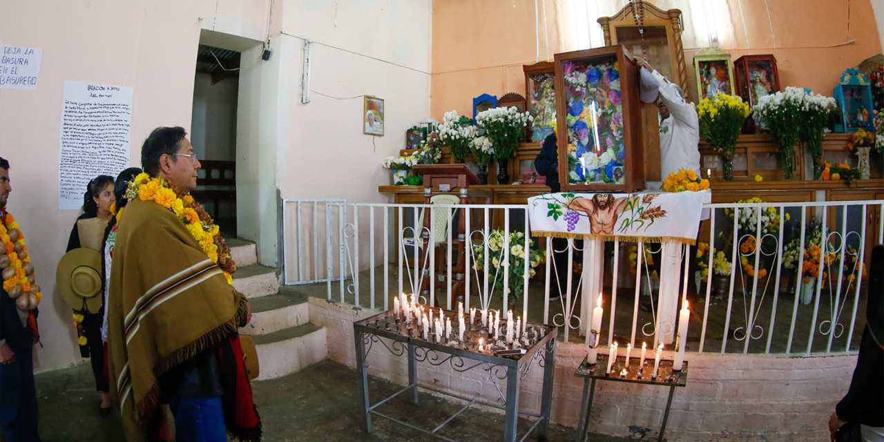 El presidente Luis Arce en la humilde iglesia del Señor de los Milagros en la comunidad de Pueblo Nuevo, que pertenece al municipio de El Puente. Fotos: Presidencia