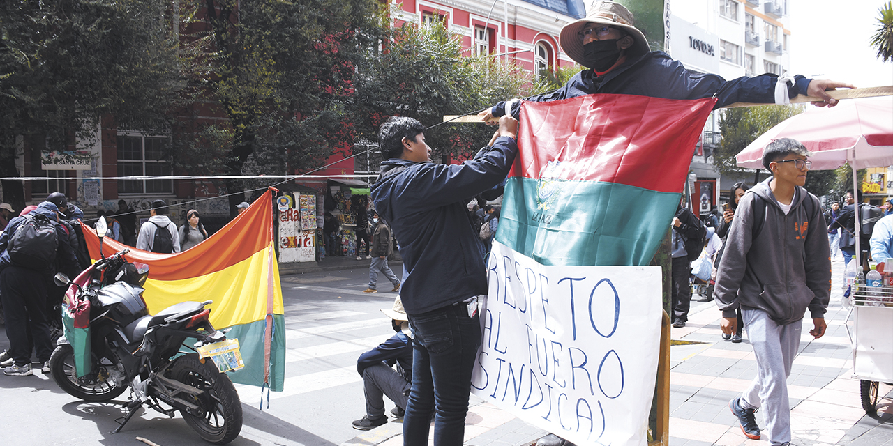 Trabajadores municipales se crucifican durante el bloqueo en La Paz. | Foto: Jorge Mamani