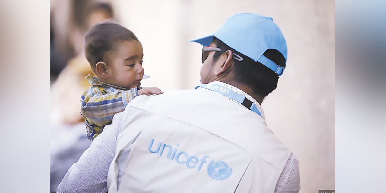 Un personero de Unicef con un niño durante una campaña. | Foto: RRSS