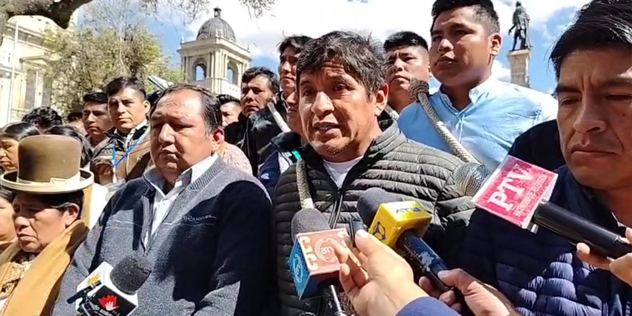 Dirigentes y alcaldes del norte de La Paz en conferencia de prensa.