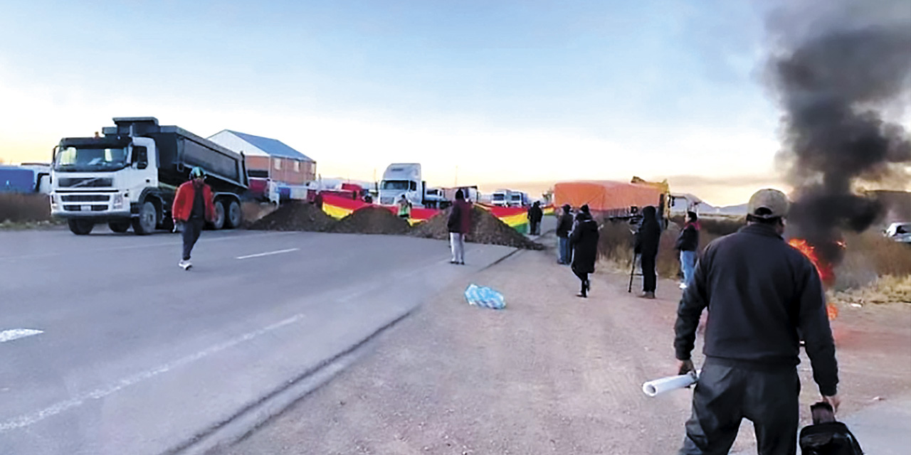 Transportistas bloquean la carretera La Paz-Oruro.| Foto: Captura de pantalla Red Uno