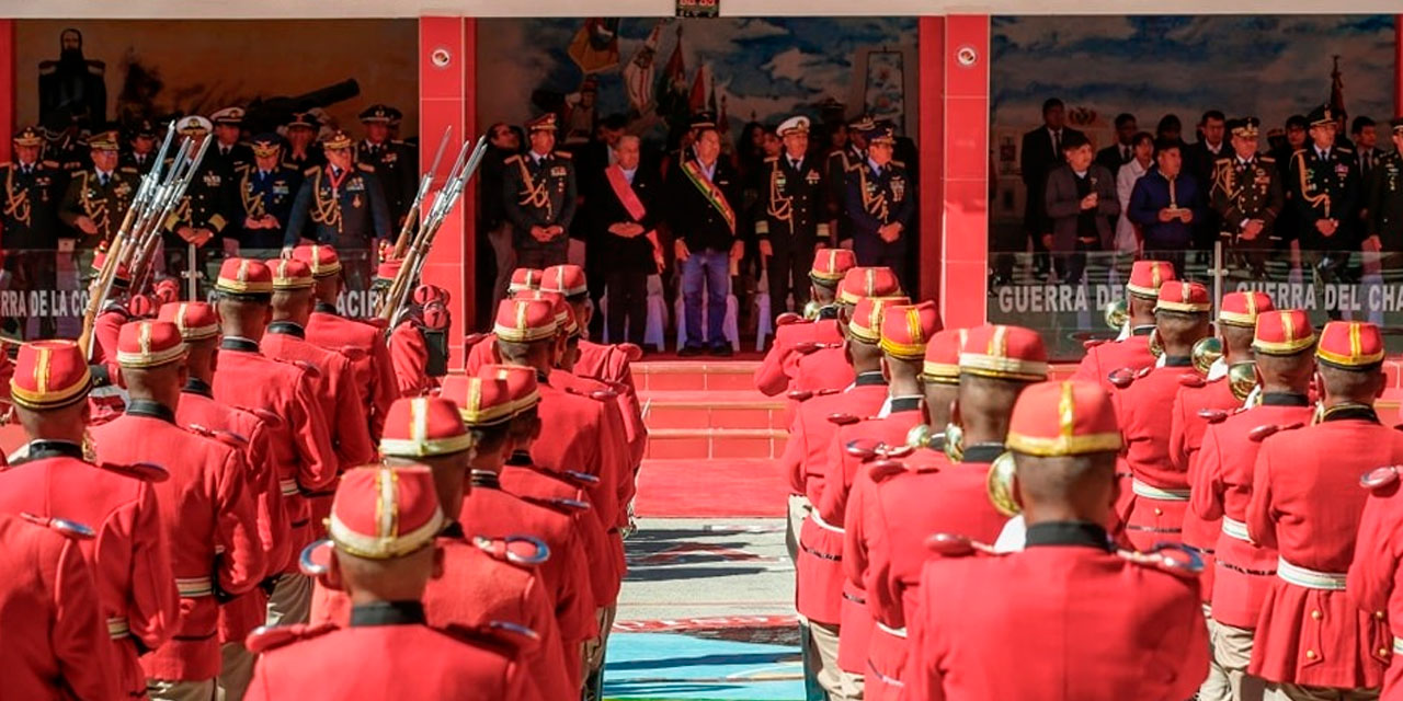 El presidente Luis Arce durante el 215 aniversario de creación del Regimiento Primero de Infantería Colorados de Bolivia - Escolta Presidencial. Foto: Presidencia