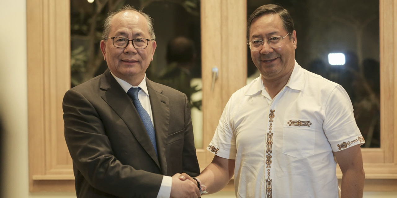 El representante especial para Asuntos Latinoamericanos de China, Qiu Xiaoqi, y el presidente Luis Arce el 1 de febrero en San Vicente y las Granadinas.