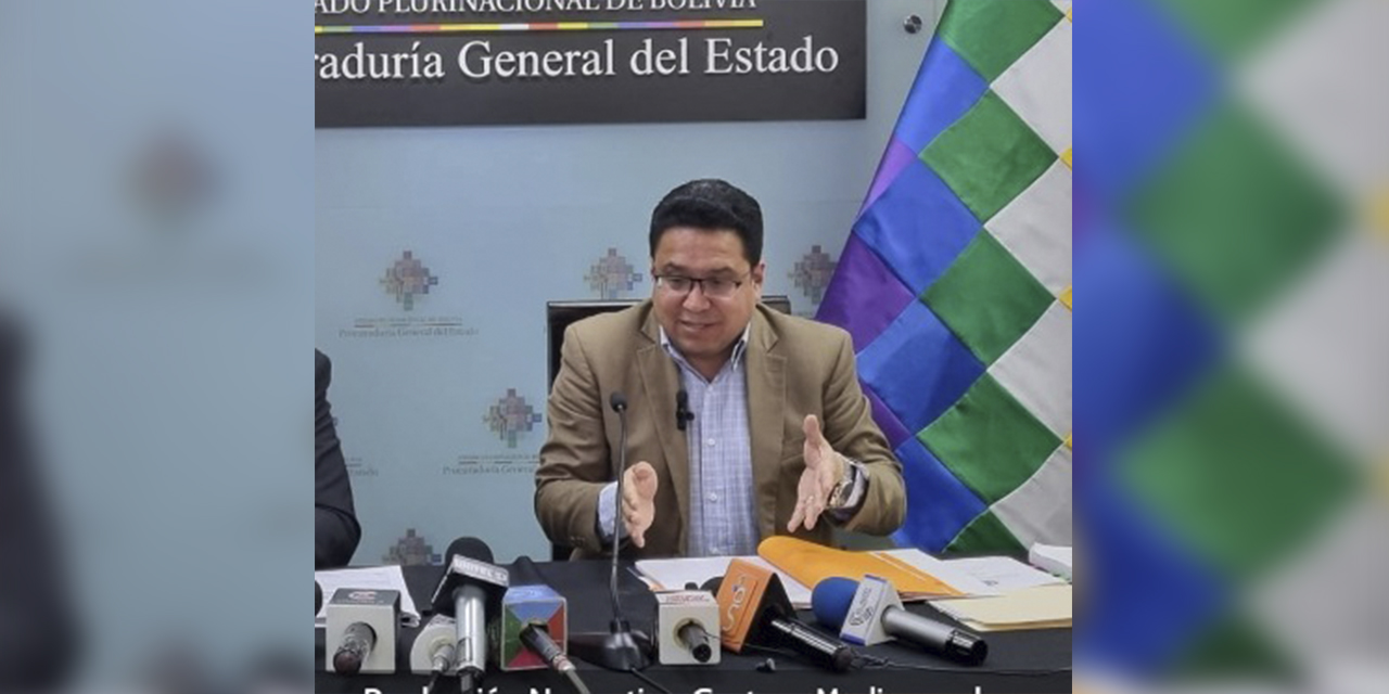 El procurador general del Estado, César Siles, en conferencia de prensa.