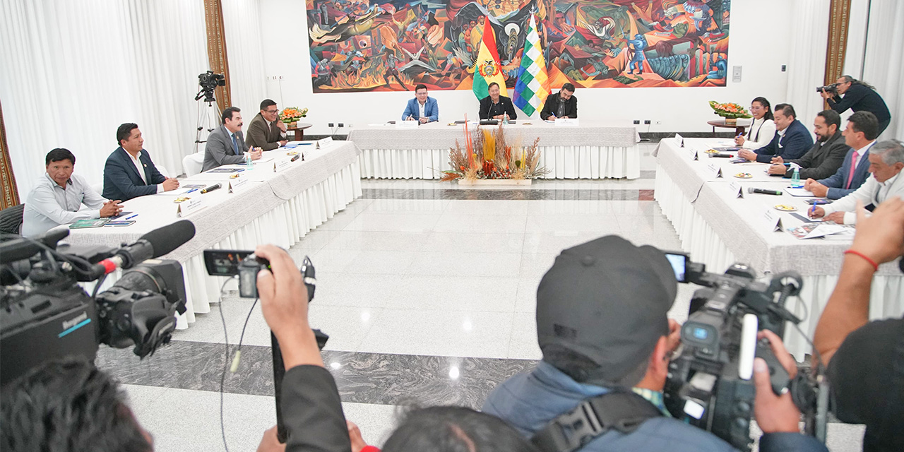 Presidente y alcaldes acuerdan reprogramar créditos del FNDR e inyectar $us 50 millones