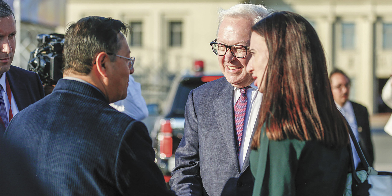El presidente Luis Arce a su llegada al aeropuerto de San Petersburgo, Rusia.| Foto: Presidencia