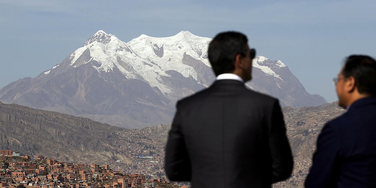 Los presidentes Santiago Peña y Luis Arce contemplan el Illimani de la ciudad de La Paz. Foto: Facebook Santiago Peña