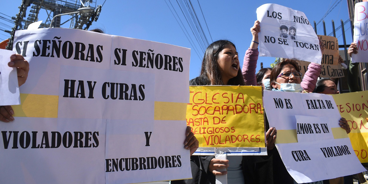 Madres protestan por los casos de pederastia y exigen castigo.
