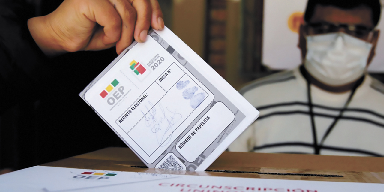 Un ciudadano vota en elecciones primarias