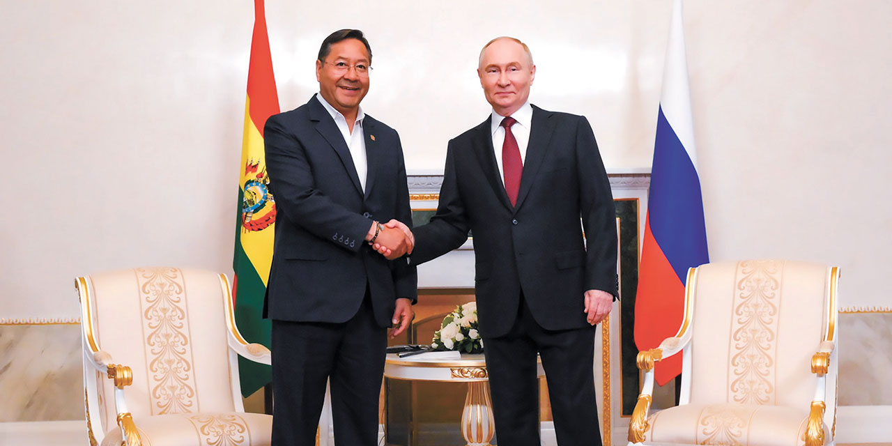El presidente Luis Arce con el mandatario de Rusia, Vladímir Putin. Foto: Archivo