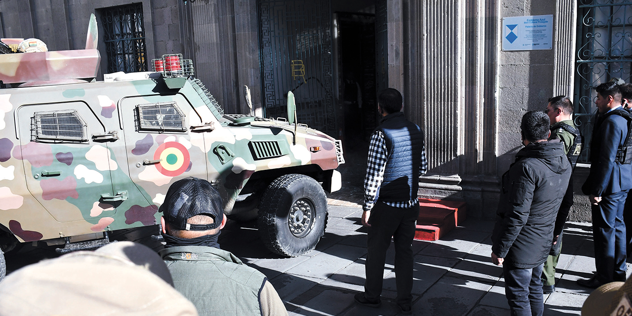 Un vehículo blindado del Ejército arremete contra la puerta principal del viejo Palacio de Gobierno.