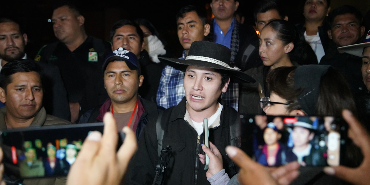 El dirigente de las juventudes del MAS-IPSP de Tarija, Harold Torrez, realiza declaraciones a la prensa. Foto: Jorge Mamani