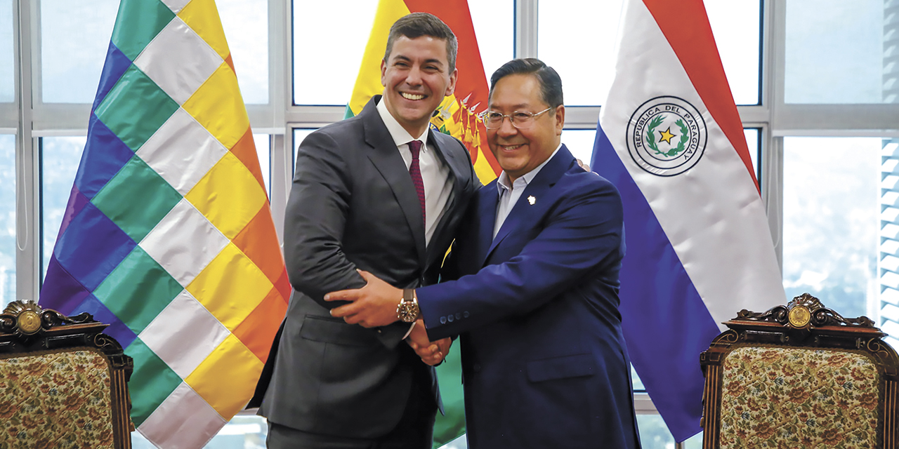 Los presidentes de Paraguay, Sebastián Peña, y Bolivia, Luis Arce, en la Casa Grande del Pueblo.