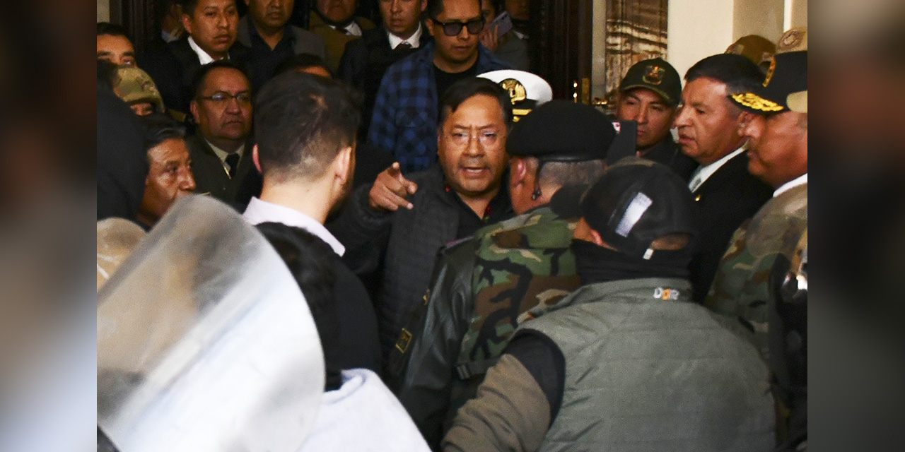 Momento en que el presidente Arce enfrenta a Zúñiga ante un golpe de Estado en curso. | Foto: APG