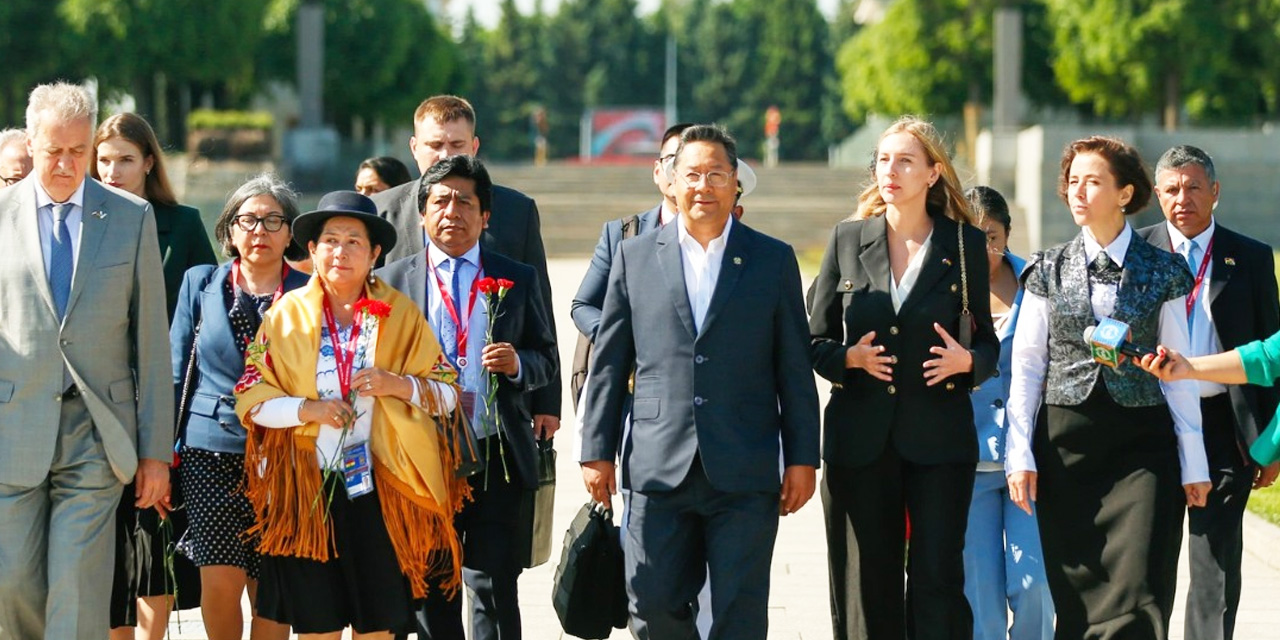 Llegada de la comitiva boliviana a Rusia. | Foto: Presidencia