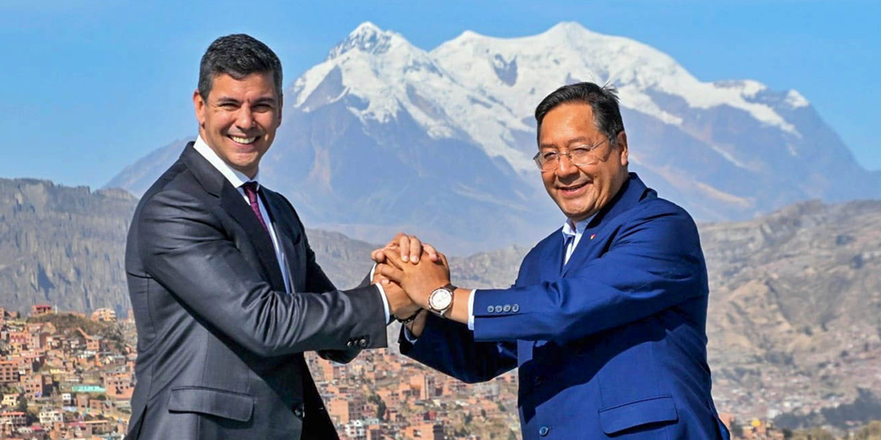 Los presidentes de Paraguay, Santiago Peña, y de Bolivia, Luis Arce, en una de las postales del histórico encuentro. Foto: Comunicación Presidencial