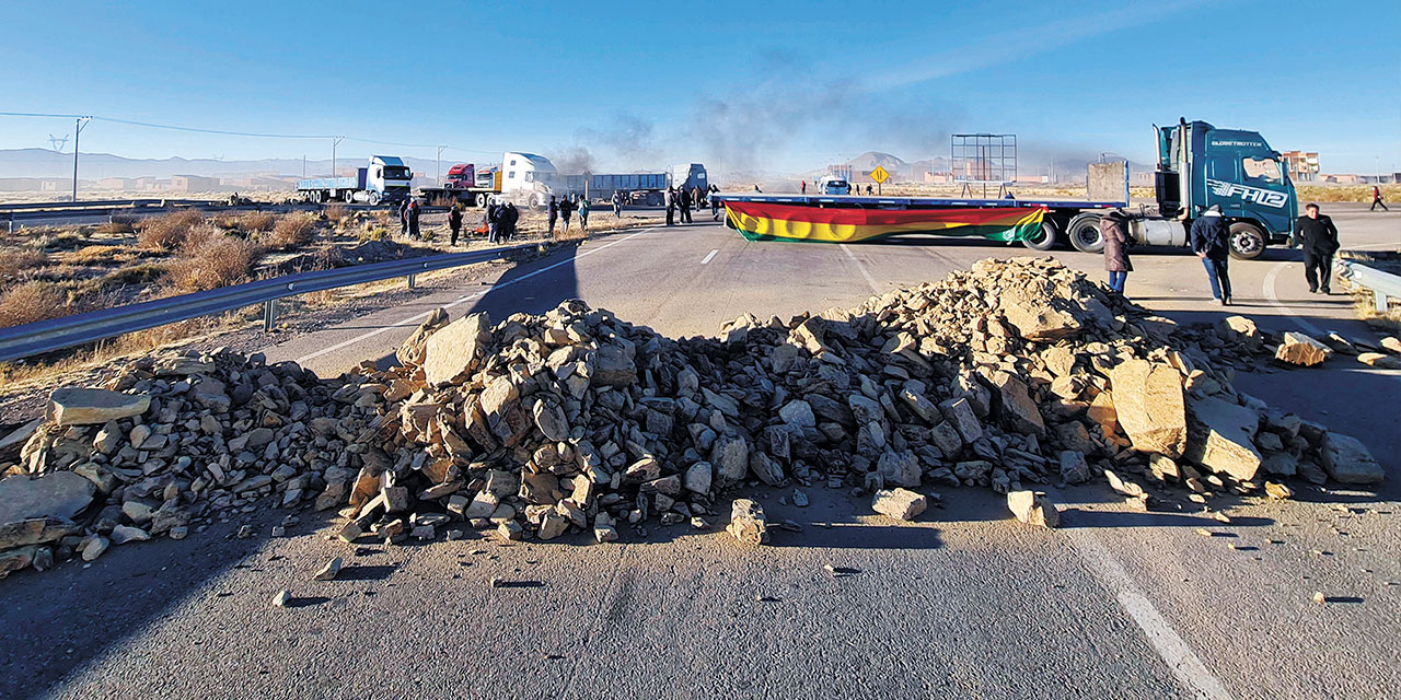 Bloqueo de caminos evista en Cochabamba, repudiado por la población, en enero de este año. Foto: Archivo APG