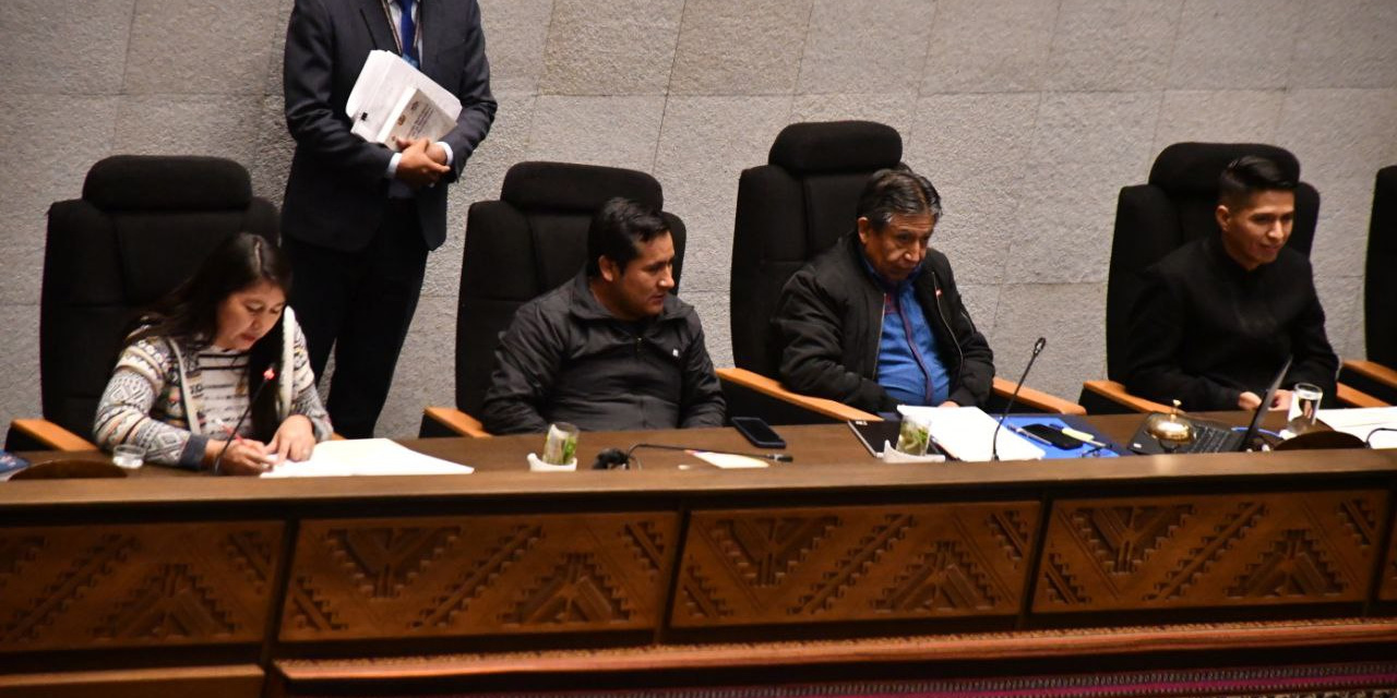 El presidente nato de la Asamblea Legislativa, David Choquehuanca, junto a los titulares de Diputados, Israel Huayari, y del Senado, Andrónico Rodríguez, durante la sesión. Foto: CD