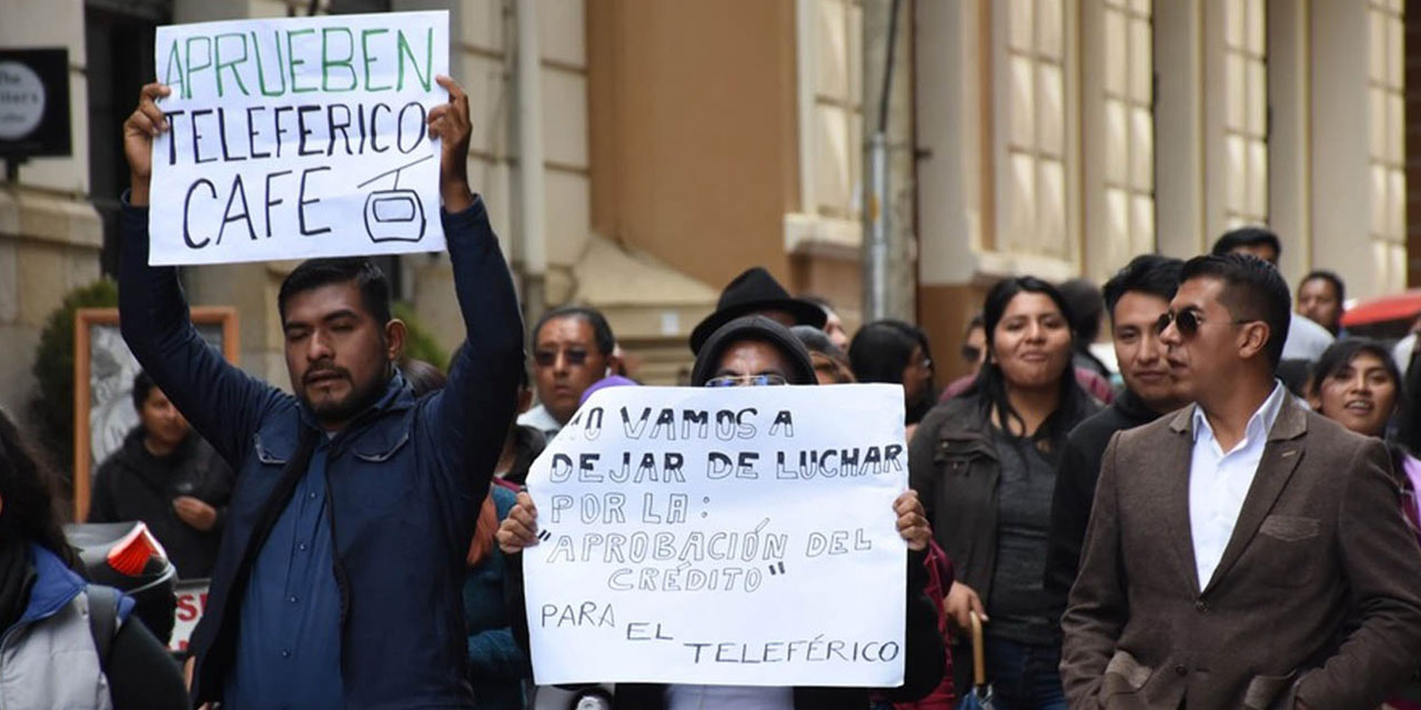 Marcha de vecinos en abril, cuando el Senado rechazó el proyecto de la Línea Café. Foto: Archivo