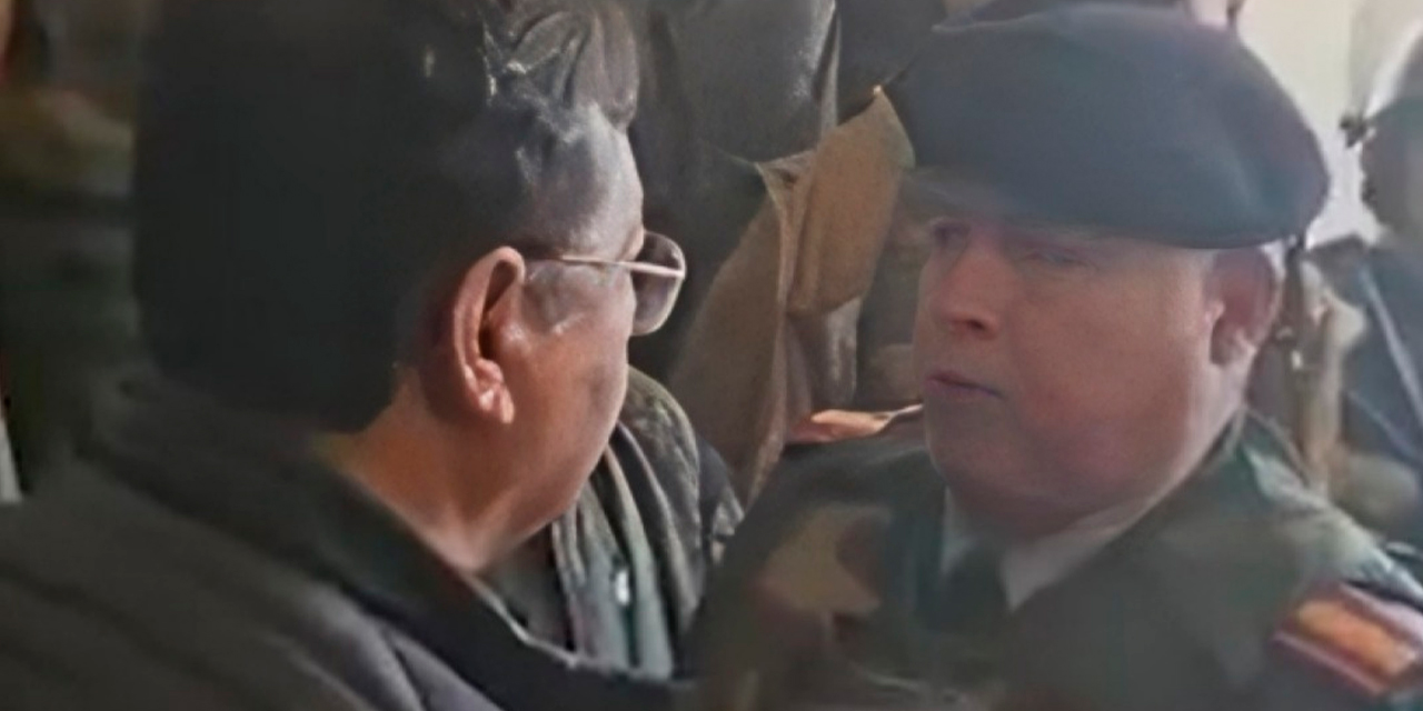 El presidente Luis Arce frena al militar golpista Juan José Zúñiga, el 26 de junio, en la puerta de Palacio Quemado. Foto: Archivo