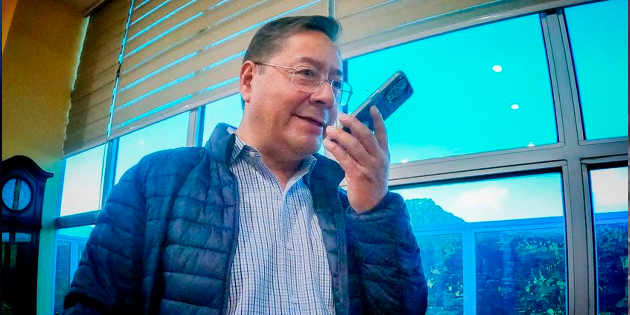 El presidente Luis Arce conversa por teléfono con su homólogo de Chile, Gabriel Boric. Foto: Facebook Lucho Arce